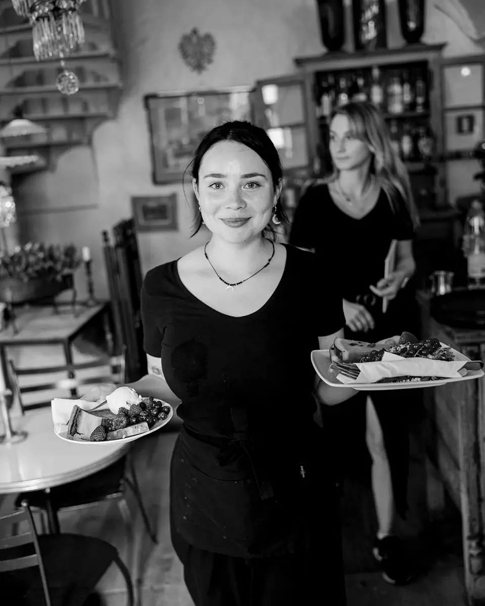 Equipe du café servant des desserts