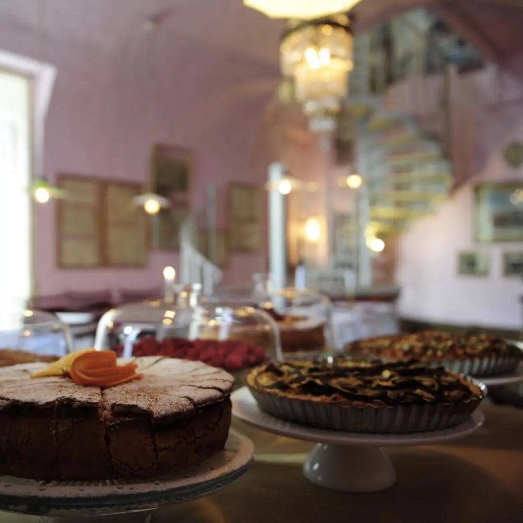 Gâteaux présentés dans la salle rose du café