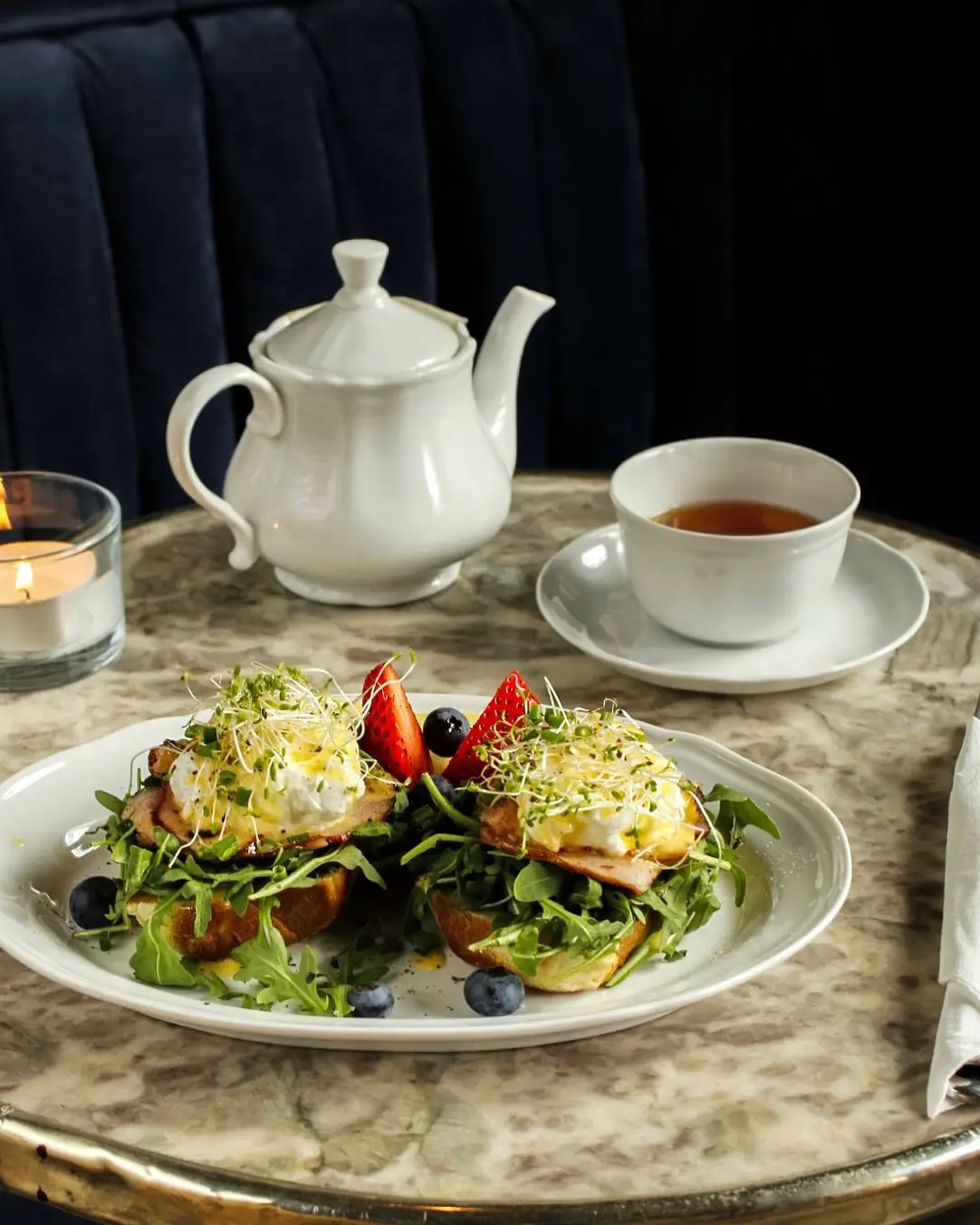 Petit déjeuner sur une table en marbre